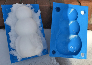 Illustration for article titled Recreate Your Favorite Calvin and Hobbes Comics With Tiny Snowman Molds